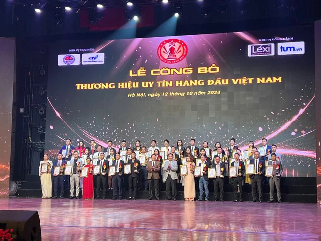 Thương hiệu dụng cụ thể thao Thiên Trường tỏa sáng trong Top 10 Thương hiệu uy tín hàng đầu Việt Nam 2024 - Ảnh 1.