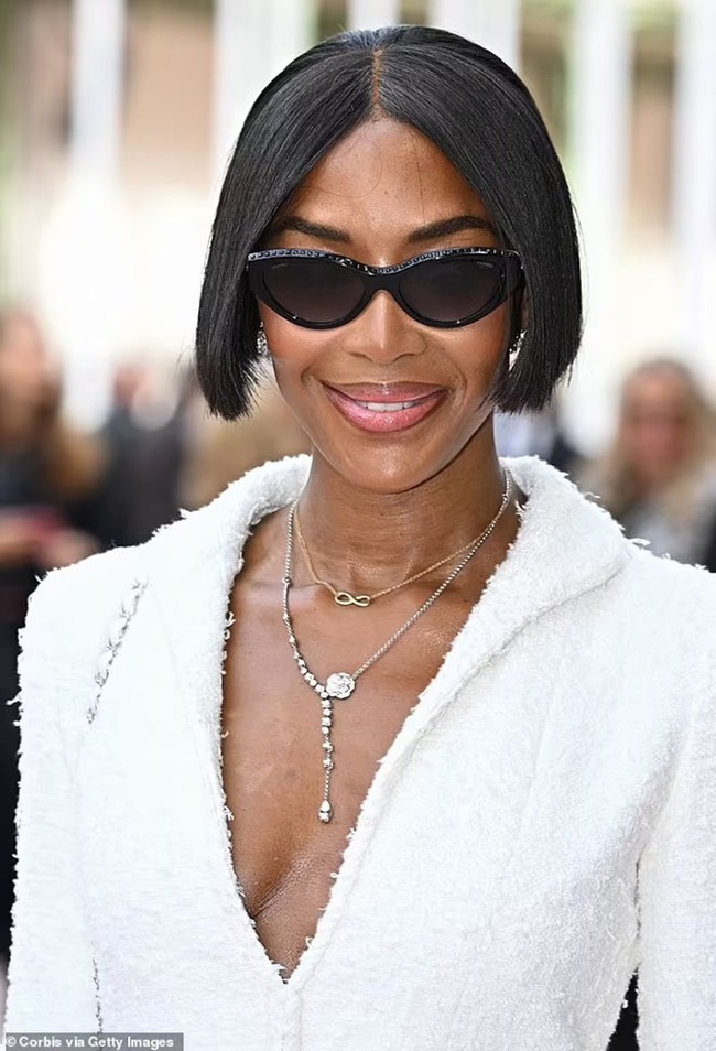 Naomi Campbell vẫn đều đặn đi show sau khi bị &quot;tố&quot; chi sai hàng trăm tỷ đồng tiền từ thiện - Ảnh 3.