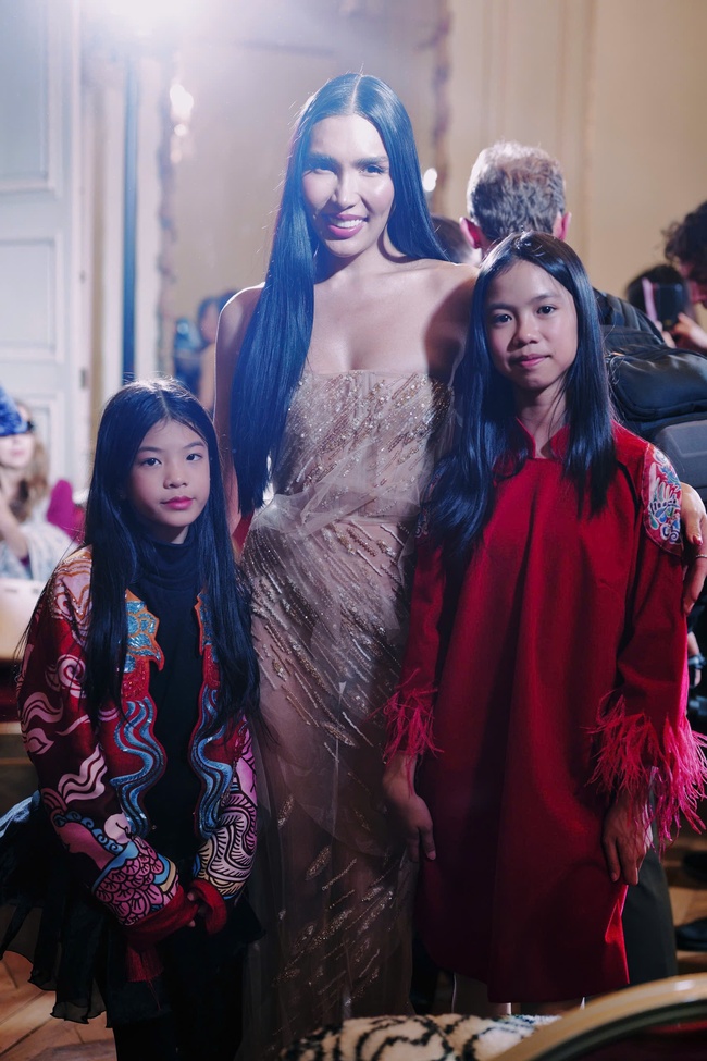 Loạt thành tích ấn tượng của mẫu nhí Ella Bùi diễn vedette tại Paris Fashion Week 2025 - Ảnh 1.