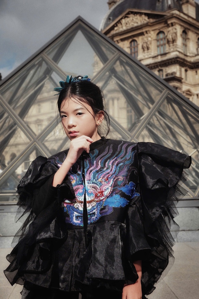 Loạt thành tích ấn tượng của mẫu nhí Ella Bùi diễn vedette tại Paris Fashion Week 2025 - Ảnh 9.