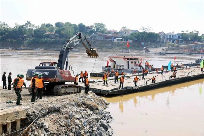 Vụ sập cầu Phong Châu: Lắp đặt lại cầu phao phục vụ người dân đi lại - Ảnh 1.