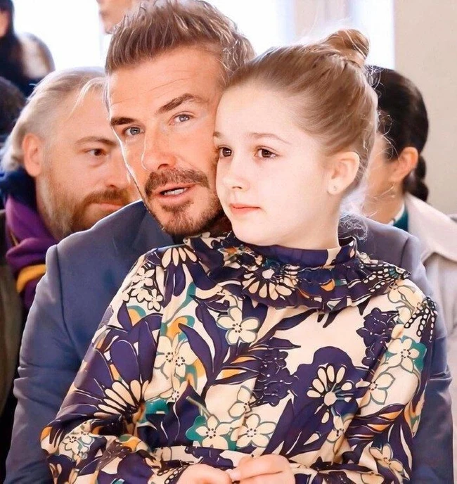 Khám phá cuộc sống của Harper Beckham: Từ con gái của những ngôi sao đến biểu tượng thời trang - Ảnh 2.