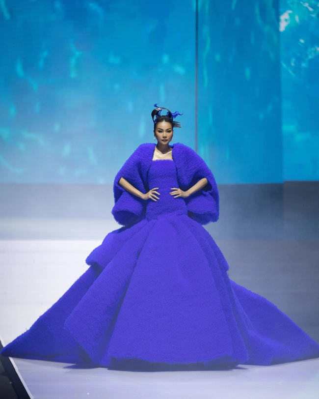 Thanh Hằng diện váy làm từ 200m vải, diễn vedette tại Vietnam International Fashion Week - Ảnh 3.