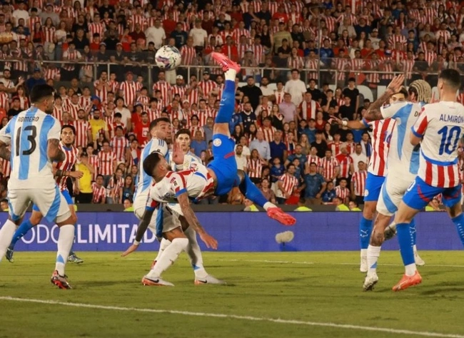 Messi tịt ngòi, Argentina thua sốc vì siêu phẩm trên sân của Paraguay - Ảnh 1.