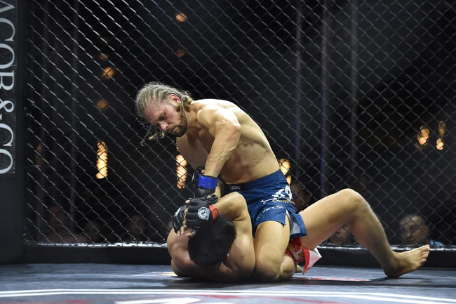 MMA LION Championship 19: Tay đấm Armando tung đòn siết hạ gục Lý Huỳnh lên ngôi vương  - Ảnh 2.