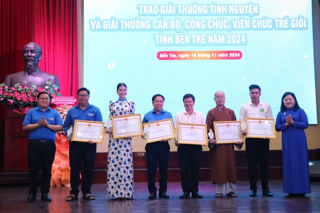 Hoa hậu Nguyễn Thanh Hà vinh dự nhận giải Tình nguyện tỉnh Bến Tre 2024 - Ảnh 3.