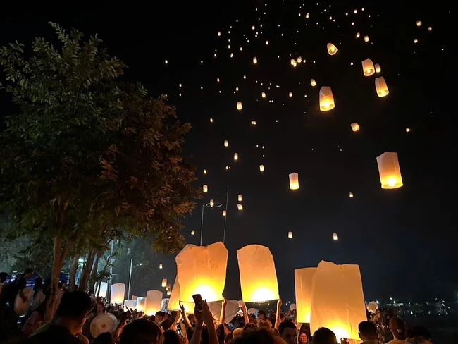 Phố cổ Chiang Mai (Thái Lan) tôn vinh truyền thống văn hóa từ các lễ hội ánh sáng - Ảnh 3.