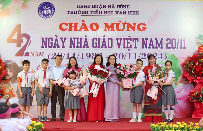 Hà Nội rộn ràng không khí kỷ niệm ngày Nhà giáo Việt Nam - Ảnh 2.