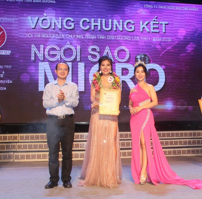 MC Uyên Minh thích thú khi làm khó được Top 2 Miss Cosmo 2024 - Ảnh 4.