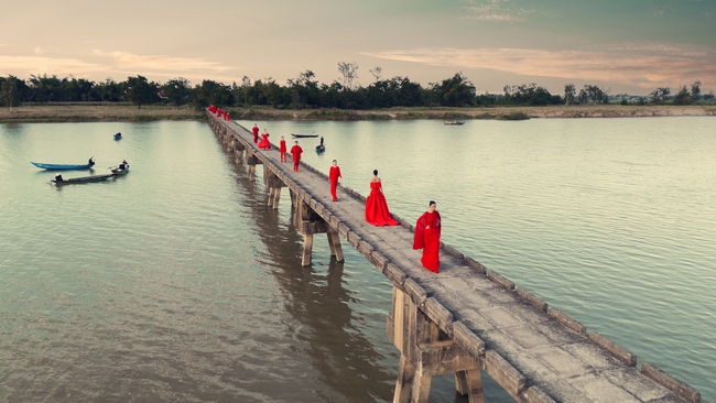 Nhìn lại những sàn runway ấn tượng của VUNGOC&SON - Ảnh 5.