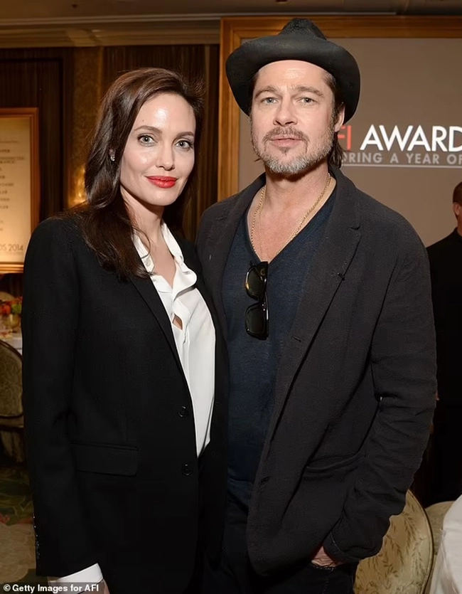 Cặp song sinh 16 tuổi trông giống hệt cha mẹ Brad Pitt và Angelina Jolie trong chuyến đi chơi ở LA - Ảnh 7.