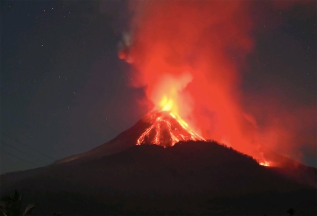 Indonesia: Núi lửa Dukono phun trào dẫn tới cảnh báo hàng không - Ảnh 1.