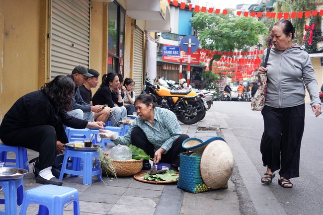 Cuộc sống sau ống kính: Người làng Vòng đi bán cốm Vòng - Ảnh 1.