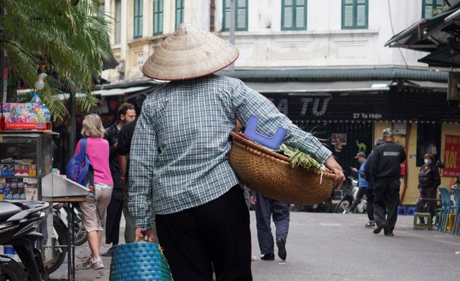 Cuộc sống sau ống kính: Người làng Vòng đi bán cốm Vòng - Ảnh 3.