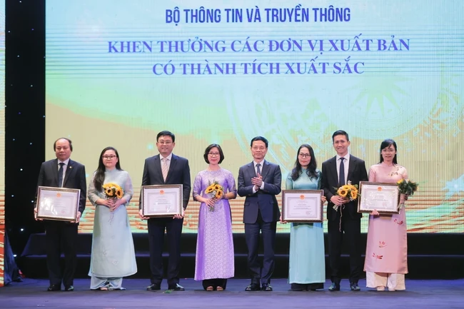 Kỷ lục phát hành &quot;Tư duy ngược&quot; và &quot;Tư duy mở&quot; nhận Bằng khen của Bộ trưởng Bộ TT&TT - Ảnh 2.