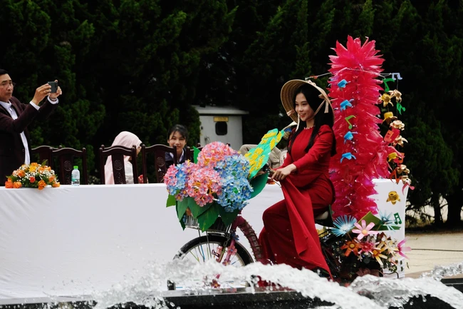 Mãn nhãn với xe đạp hoa làm từ rác tái chế chào mừng Festival hoa Đà Lạt - Ảnh 1.