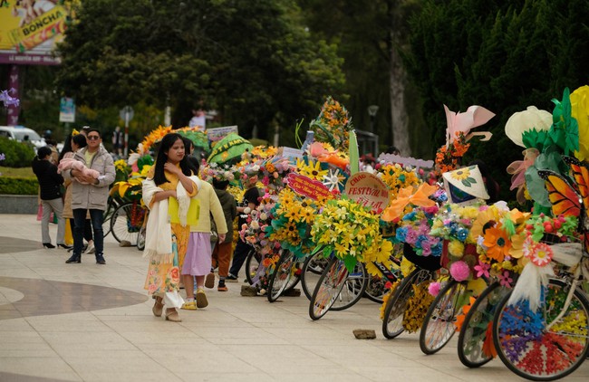 Mãn nhãn với xe đạp hoa làm từ rác tái chế chào mừng Festival hoa Đà Lạt - Ảnh 6.