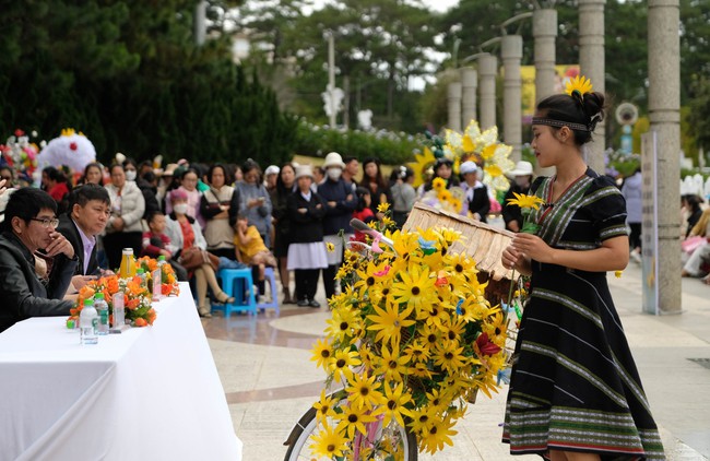 Mãn nhãn với xe đạp hoa làm từ rác tái chế chào mừng Festival hoa Đà Lạt - Ảnh 3.