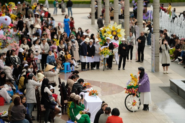 Mãn nhãn với xe đạp hoa làm từ rác tái chế chào mừng Festival hoa Đà Lạt - Ảnh 2.