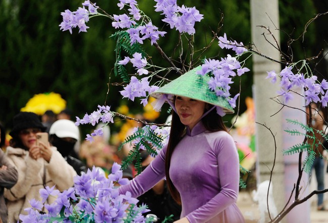 Mãn nhãn với xe đạp hoa làm từ rác tái chế chào mừng Festival hoa Đà Lạt - Ảnh 5.