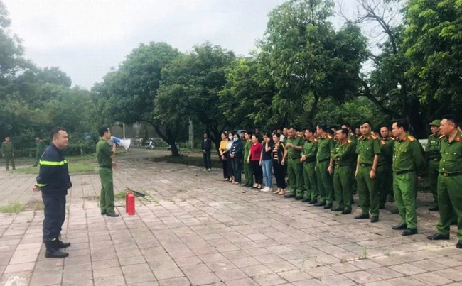 Ba Vì (Hà Nội): Huấn luyện về PCCC và CNCH cho hơn 150 cán bộ, nhân viên Trại giam Suối Hai - Ảnh 1.