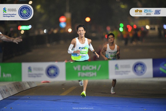 Trịnh Quốc Lượng và thành viên Xtep Running Club (XRC) gây ấn tượng với loạt thành tích nổi bật tại Giải Strandard Chartered Marathon di sản Hà Nội - Ảnh 1.