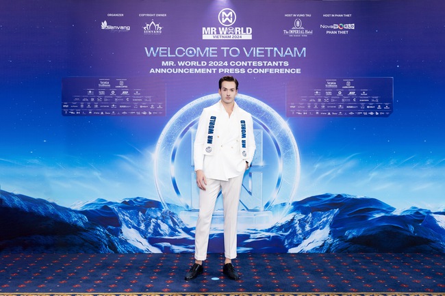 Dàn sao Việt đổ bộ thảm đỏ họp báo trao sash Mr World 2024 - Ảnh 1.