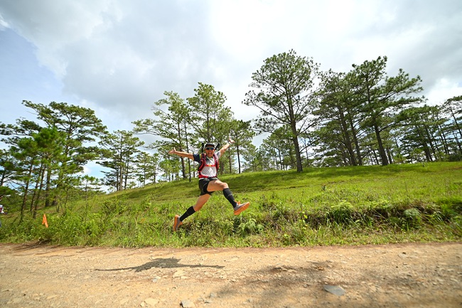 Cô gái Hà Nội chinh phục giải đấu siêu khắc nghiệt Lamdong Trail 2024 - Ảnh 2.