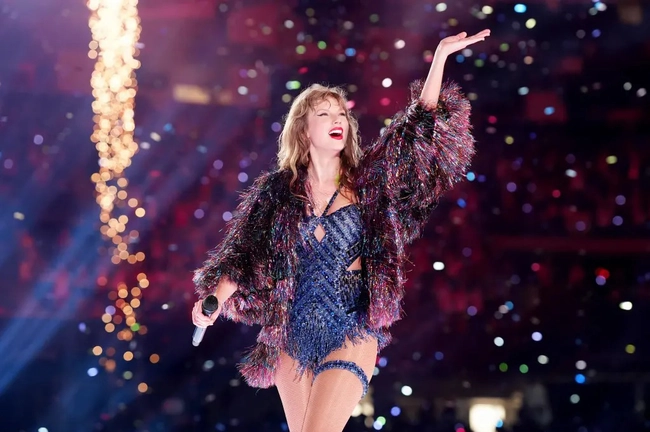 Taylor Swift hào phóng thưởng 197 triệu USD cho đội ngũ Eras Tour ngoài mức lương - Ảnh 1.