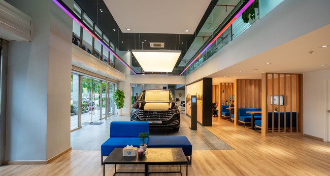 Showroom tiêu chuẩn toàn cầu đầu tiên của Volkswagen tại ĐNA khai trương ở TP.HCM - Ảnh 1.