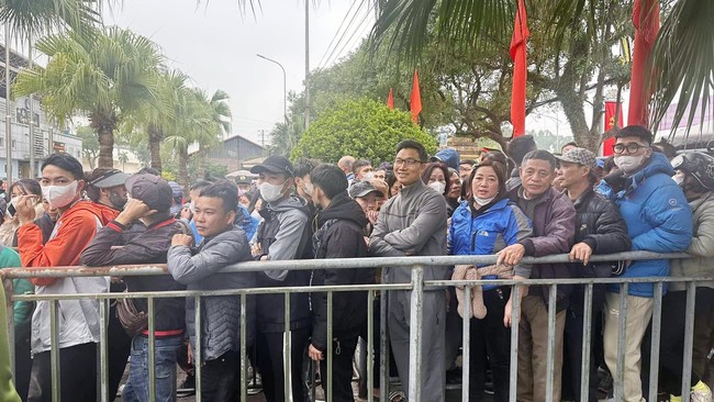 Cơn sốt vé xem đội tuyển Việt Nam ở AFF Cup 2024, người hâm mộ xếp hàng dài mua vé  - Ảnh 1.