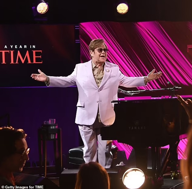 Elton John tiết lộ thông điệp xúc động muốn khắc trên bia mộ sau khi chia sẻ đầy xúc động về sức khỏe - Ảnh 3.