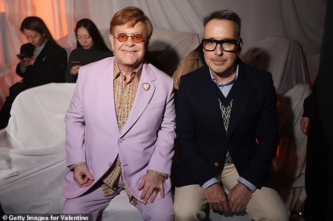 Elton John tiết lộ thông điệp xúc động muốn khắc trên bia mộ sau khi chia sẻ đầy xúc động về sức khỏe - Ảnh 5.