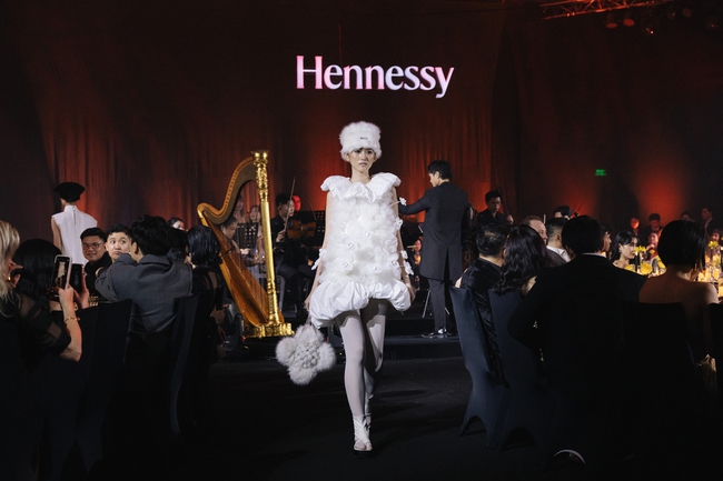 Hennessy Fashion Show - Go Toward the Newness: Đón khởi đầu rực rỡ - Ảnh 10.