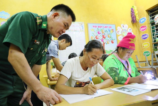 Điện Biên: Lớp học đặc biệt của những học viên lớn tuổi ở huyện Mường Nhé - Ảnh 2.