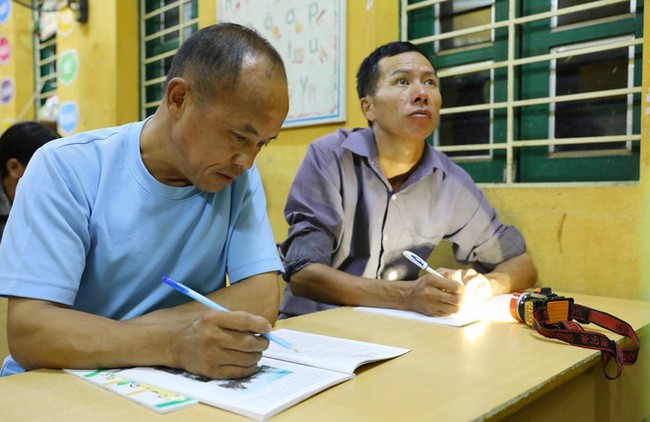 Điện Biên: Lớp học đặc biệt của những học viên lớn tuổi ở huyện Mường Nhé - Ảnh 3.