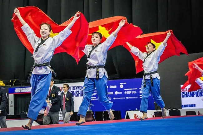 'Chị đẹp' Châu Tuyết Vân cùng đồng đội giành HCV taekwondo ở giải thế giới - Ảnh 1.