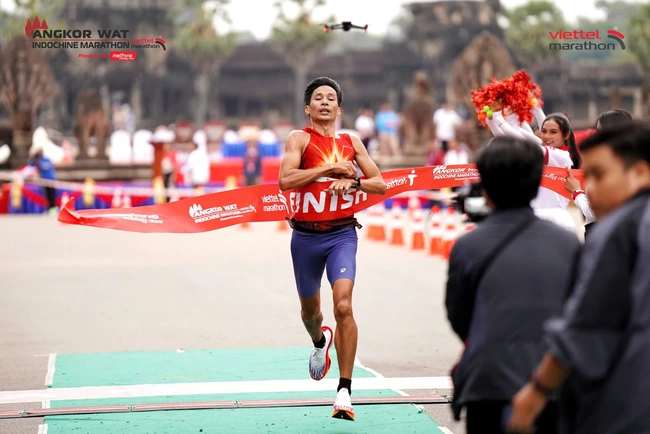 Huyền thoại điền kinh Việt Nam vô địch giải Viettel Marathon ở Campuchia, phá sâu kỷ lục tồn tại 20 năm - Ảnh 2.