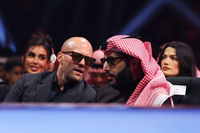 statham-vs-saudi-boss-boxing-17348313472421483883960.jpg