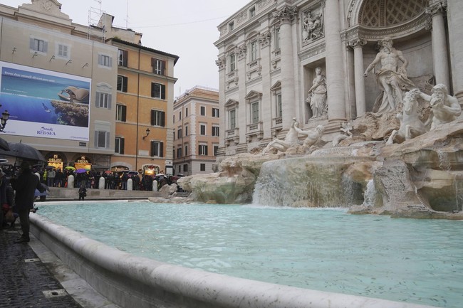 Đài phun nước biểu tượng Trevi ở Rome Italy mở cửa trở lại - Ảnh 2.