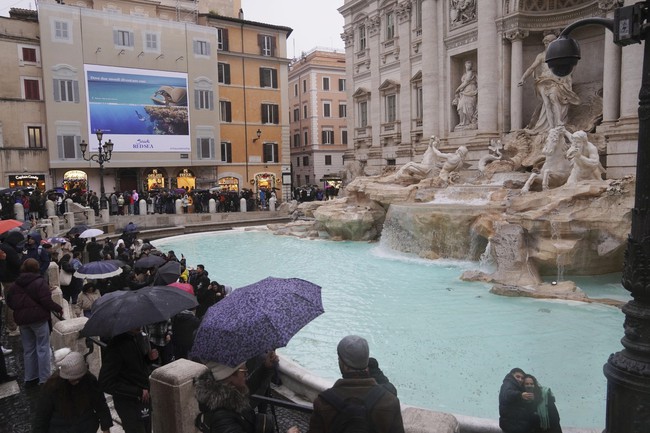 Đài phun nước biểu tượng Trevi ở Rome Italy mở cửa trở lại - Ảnh 4.