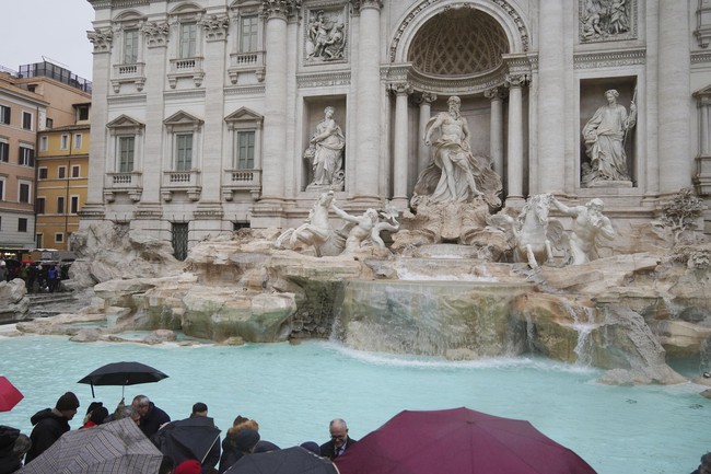 Đài phun nước biểu tượng Trevi ở Rome Italy mở cửa trở lại - Ảnh 3.