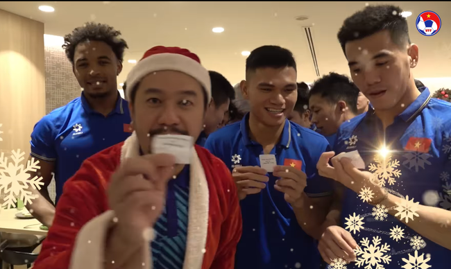 Cầu thủ đón Giáng sinh: Ông già Noel phát quà cho tuyển Việt Nam, Ronaldo chọn phong cách 'dị' nhân - Ảnh 7.