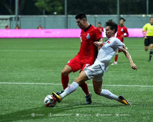 Tuyển Việt Nam (áo trắng) đánh bại Singapore 2-0 ngay trên sân khách ở bán kết lượt đi AFF Cup 2024. Ảnh: VFF