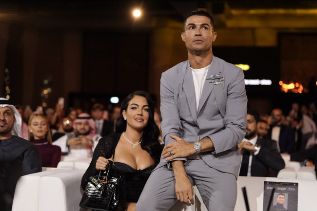 Bạn gái Ronaldo khiến mạng xã hội bùng nổ bởi phản ứng tuyệt vời tại lễ trao giải Globe Soccer Awards - Ảnh 2.