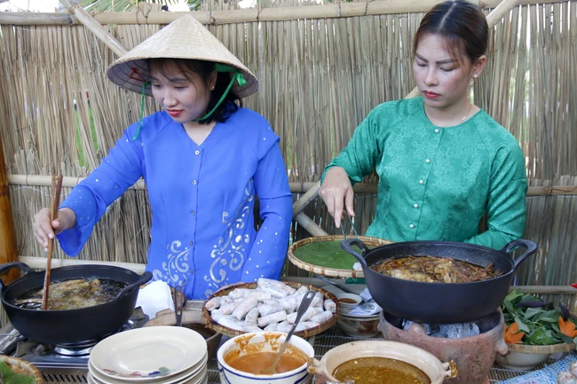 Du khách thích thú với sự kiện tái hiện món ăn thất truyền ở Phan Thiết - Ảnh 1.