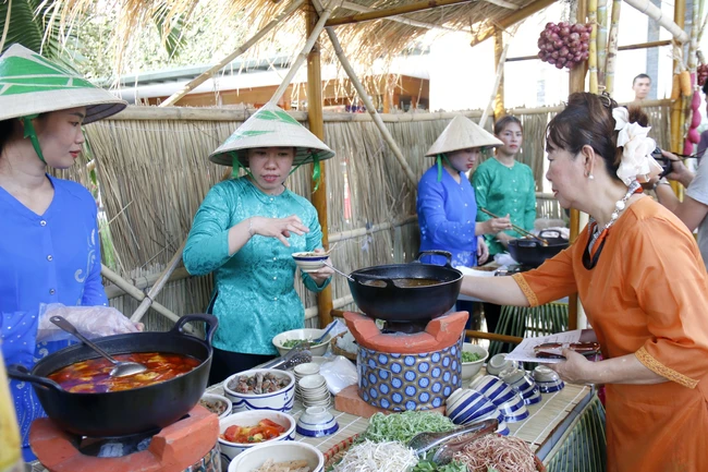 Du khách thích thú với sự kiện tái hiện món ăn thất truyền ở Phan Thiết - Ảnh 2.