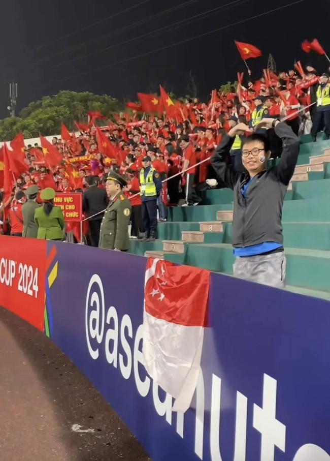 Độc Lạ AFF Cup 2024: Góc khán đài dành cho CĐV Singapore chỉ có vỏn vẹn 2 người - Ảnh 2.