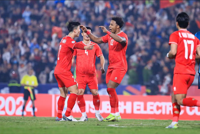 Tuyển Việt Nam đánh bại Singapore 3-1 ở bán kết lượt về AFF Cup. Ảnh: Hoàng Linh