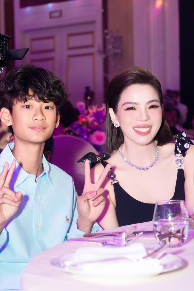 'Rich kid' dùng hàng hiệu: MC Quyền Linh 'thanh minh', Hà Hồ, Lệ Quyên... thoải mái  - Ảnh 6.